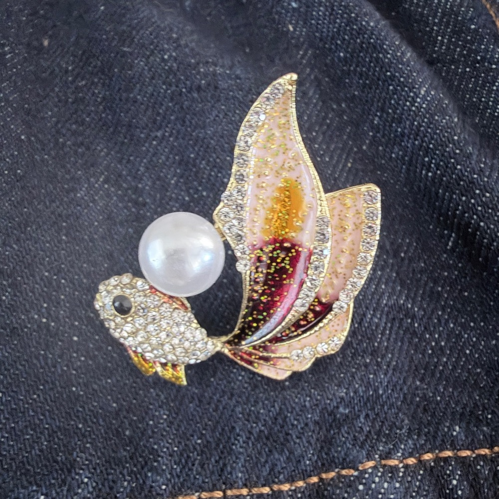 l Fish Brooch with Faux Pearl. Gold-Tone Pink & Red Enamel